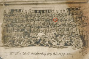 Zdjęcie pamiątkowe III-ciego Kursu Szkoły Podoficerskiej przy Batalionie Zapasowym 22 pułku piechoty 1919 rok. W kółku Jan Miazek syn Józefa. Archiwum Włodzimierza Rozpędowskiego, wnuka Jana Miazka