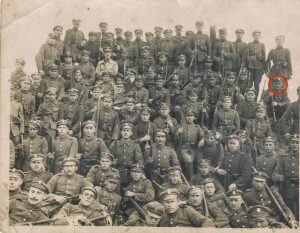 Prawdopodobnie żołnierze 22 p.p. (22 p.s.K.) 1919/1920 r. W kółku Jan Miazek syn Józefa. Archiwum Włodzimierza Rozpędowskiego, wnuka Jana Miazka