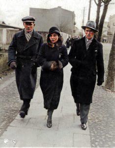 Na spacerze w Tomaszowie Mazowieckim około 1935 roku. Od lewej Leon Rozpędowski, Janina Rozpędowska (z domu Wójcicka), Jan Rozpędowski. Z archiwum Włodzimierza Rozpędowskiego, wnuka Jana i Janiny.