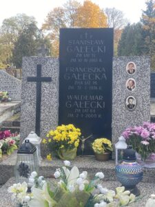 Grób siostry babci Stefanii Kierzkowskiej z Królaków, Franciszki Gałeckiej z Królaków, jej męża Stanisława oraz syna Waldemara. Cmentarz Bródzieński w Warszawie.