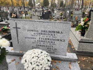 Grób Wacława Chmieleckiego, jego żony Marii z domu Giska córki mojej praprababci Heleny Giska wcześniej Dziados, z domu Marusik. Leżą tu również córki Stefania i Jadwiga z domu Chmieleckie.