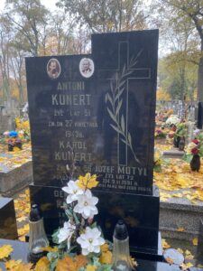 Grób rodziny Kunertów i Motylów, w którym pochowana jest również Helena z domu Dębiec, żona Wincentego Rozpędowskiego, brata dziadka Leona. Tomaszów Mazowiecki