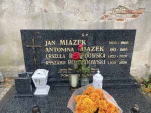 Grób Jana Miazka, syn Józefa, brata mojego pradziadka Ignacego, oraz jego żony Antoniny. Leżą tu również Ryszard Rozpędowski syn Jana, brata dziadka Leona, oraz jego żona Urszula z domu Miazek. Tomaszów Mazowiecki