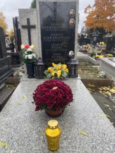Grób rodzin Pyzlów i Kierzkowskich w którym spoczywają stryjek Marian z żoną Wandzią z domu Pyzel. Warszawa Wilanów