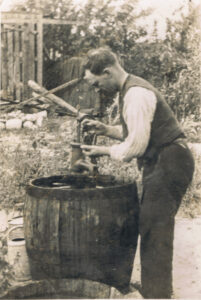 Stanisław Królak. Informacja z tyłu datuje fotografię na czerwiec 1938 rok. Prawdopodobnie działka na Młocinach w Warszawie.