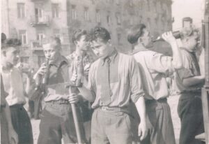 Pracownicy Samodzielnego Oddziału Fotogrametrycznego w trakcie prac odgruzowania Warszawy w 1952-3 roku. Pierwszy z lewej Mirosław Kierzkowski. W tle kamienica Ludna 9 widok od strony ulicy Okrąg. 