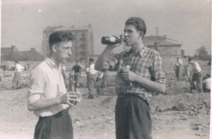 Mirosław Kierzkowski (po lewej) z kolegą z SOF w trakcie prac odgruzowania Warszawy 1952-3 rok. Stoją na ulicy Okrąg przed kamienicą Ludna 9. Widok w kierunku Wisły. Za nimi budynki Solec 20A po lewej i Solec 63 po prawej.