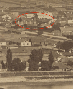 Fragment zdjęcia Konrada Brandla z 1873 roku na którym widać siedzibę straży ogniowej z wieżą obserwacyjną